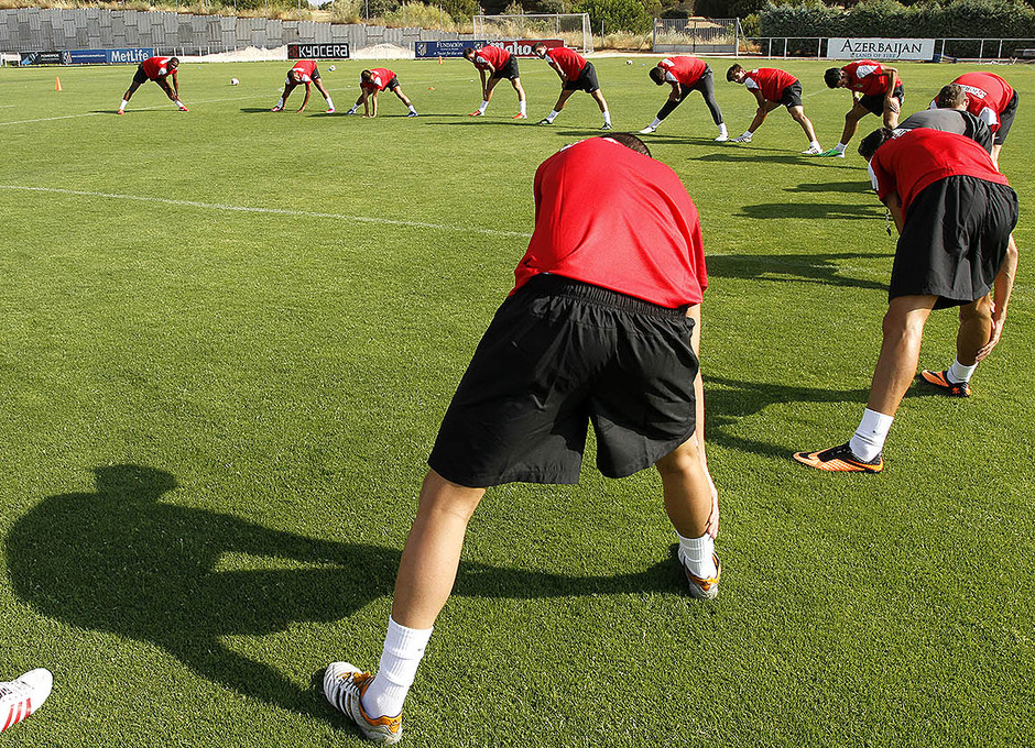 Temporada 13/14. Los jugadores del Atlético C estiran en el primer entrenamiento de pretemporada